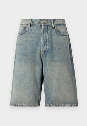 Lichtblauwe denim shorts met een relaxte pasvorm, voorzien van vijf zakken, een knoopsluiting aan de voorkant en een ongelijke zoom.