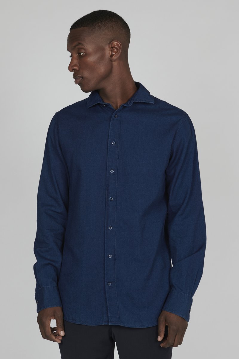 Marineblaues Hemd mit Knöpfen aus glattem Stoff, mit klassischem Kragen, langen Ärmeln und gerader Passform mit Knopfmanschetten.