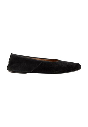 Sort ruskind balletflat med rundet tå og lav hæl, vist fra siden på en hvid baggrund.