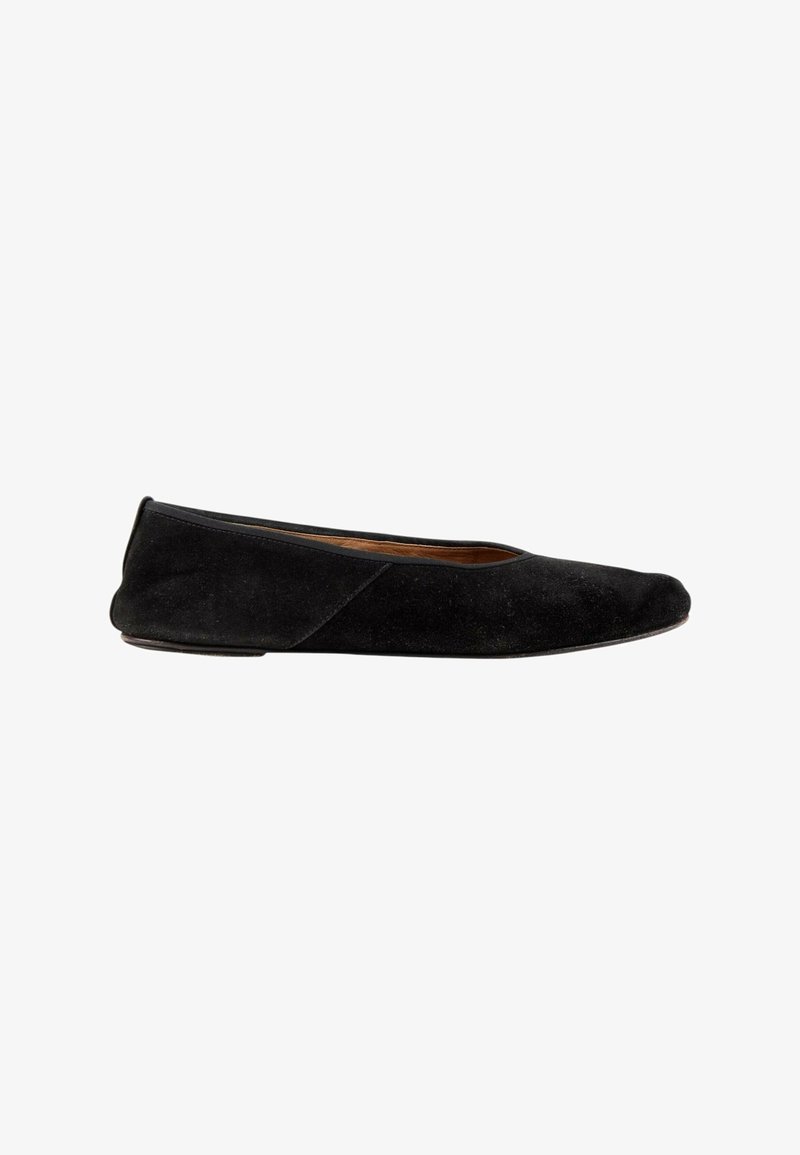 Chaussure de ballet plate en daim noir avec un bout arrondi et un petit talon, vue de profil sur fond blanc.