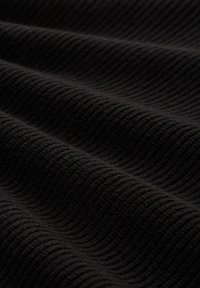 Schwarzer gerippter Stoff mit einer strukturierten Oberfläche, die horizontale Linien aufweist, die ein Wellenmuster bilden. Weiches und leicht dickes Material.