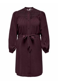 Burgundy skjortklänning med långa ärmar, spetsdetaljer vid oket, knappstängning och avtagbart bälte knutet i midjan. Texturerad tyg.