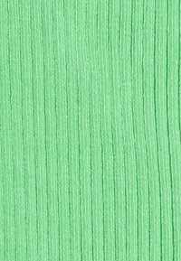 Strukturierter Stoff in leuchtendem Grün, mit vertikalen Rillenmustern und einer glatten, weichen Textur. Geeignet für verschiedene Bekleidungsstücke.