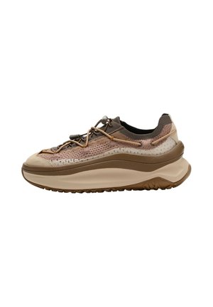 Sneaker sportiva marrone e beige con suola spessa, tomaia in mesh, collo elastico e design unico dei lacci su sfondo bianco.