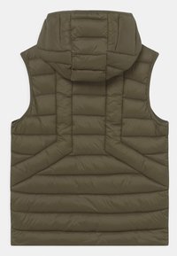 Olivgrön pufferväst med huva, med quiltad struktur och vertikala sömmar. Ärmlös design, slät utsida, ingen synlig hårdvara.