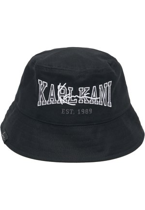 Sort bucket hat lavet af bomuld, med hvidt broderet logo "KARLKANI EST. 1989" foran, samt et mærketag på siden.