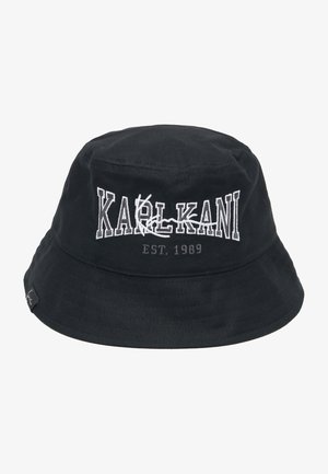 Schwarzer Bucket Hat aus Baumwolle, mit weißem gesticktem Logo "KARLKANI EST. 1989" auf der Vorderseite und einem Markenetikett an der Seite.