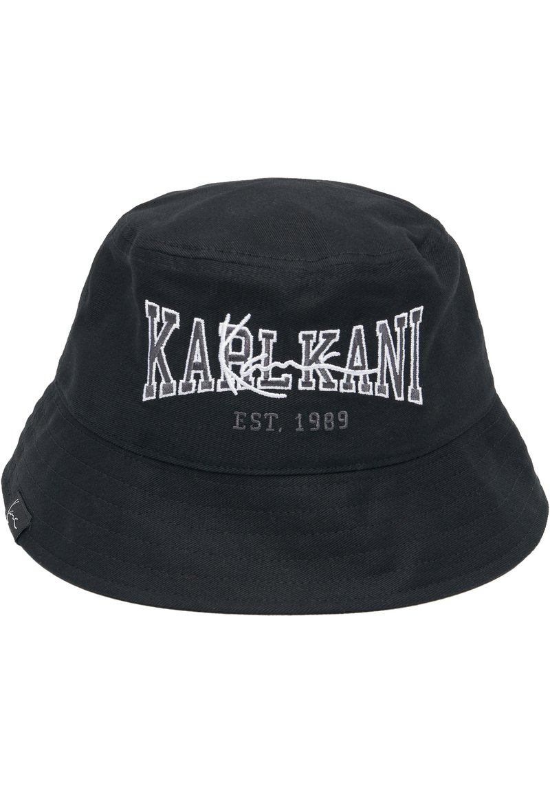 Sort bucket hat lavet af bomuld, med hvidt broderet logo "KARLKANI EST. 1989" foran, samt et mærketag på siden.