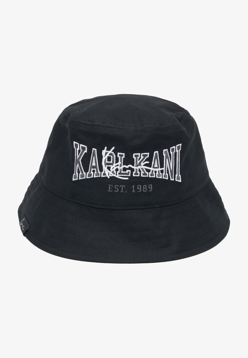 Svart bucket hat i bomull, med vit broderad logo "KARLKANI EST. 1989" på framsidan och en märkesetikett på sidan.