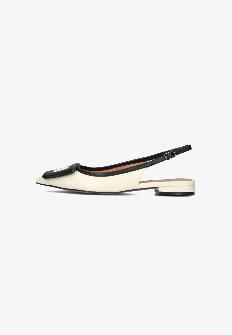 Creme leren slingback ballerina met een zwarte vierkante accent op de neus, voorzien van een lage hak en een slanke verstelbare band.
