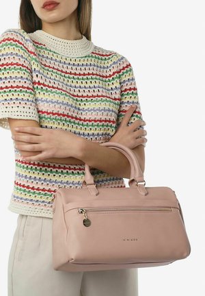 Sac à main en cuir rose avec deux poignées supérieures, poche zippée extérieure et détail de marque. Texture lisse et forme structurée.