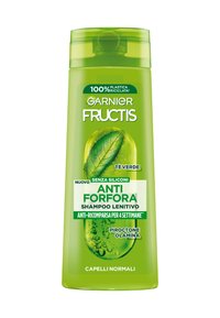 Shampoo anti-forfora Garnier Fructis in una bottiglia di plastica verde traslucida. Caratterizzato da un tappo a ribalta e grafica di foglie, etichettato per capelli normali.