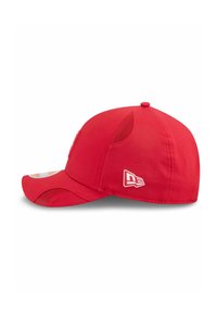 Casquette de baseball rouge avec une visière courbée, panneaux latéraux en mesh et un logo sur le côté. Fabriquée en tissu durable au toucher lisse.
