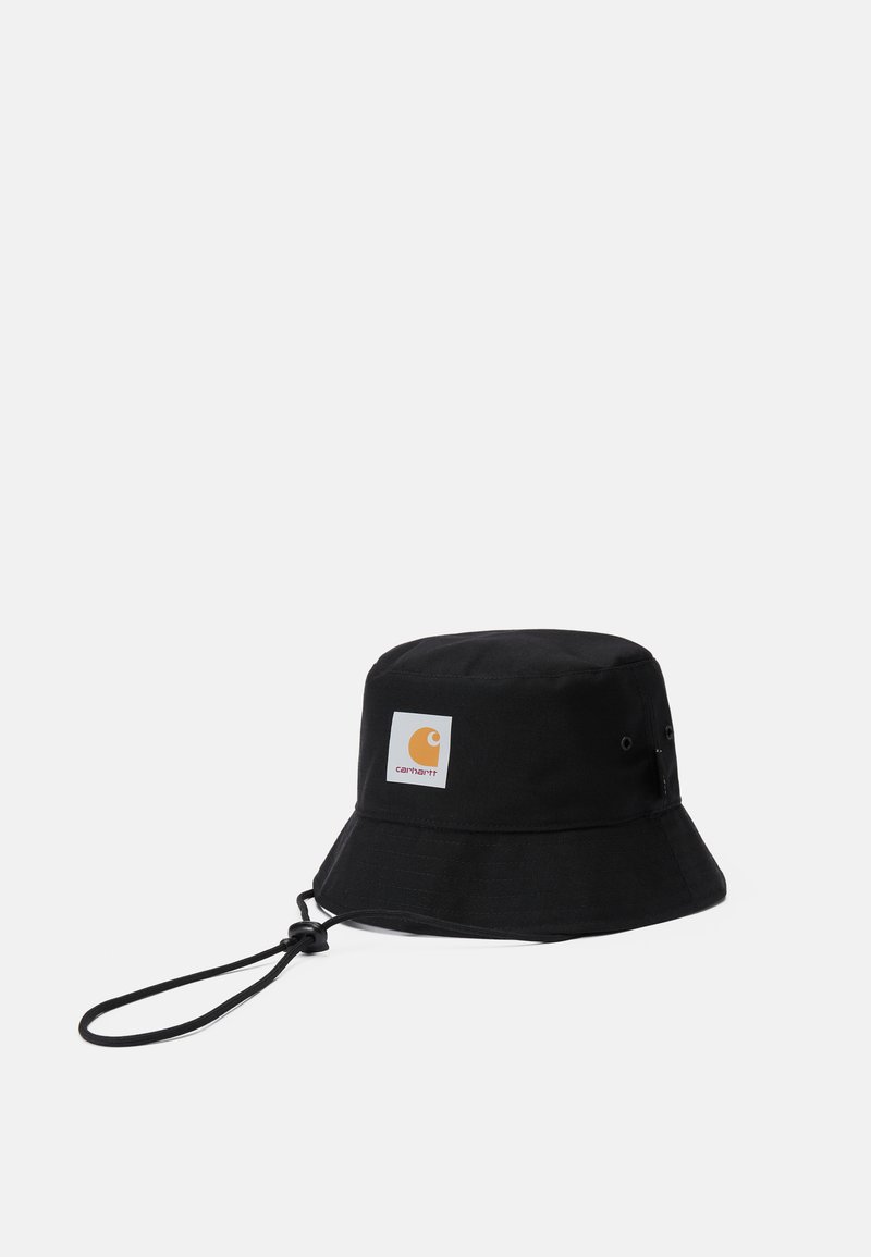 Sort bucket hat lavet af stof, med en bred skygge, justerbar snor og et logo-patch med orange og hvide accenter.