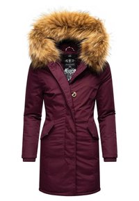 Burgundy vadderad jacka med huva av konstpäls, två framfickor, knappstängning och ribbade ärmslut. Insidan har ett mönstrat foder.
