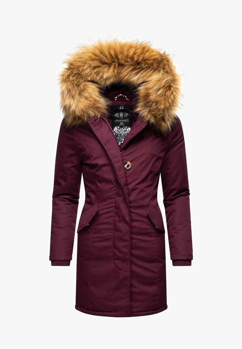 Burgundy pehmeä takki, jossa on tekoturkishuppu, kaksi etutaskua, napin sulkeminen ja ribbaatut hihansuut. Sisäpuolella on kuviollinen vuori.