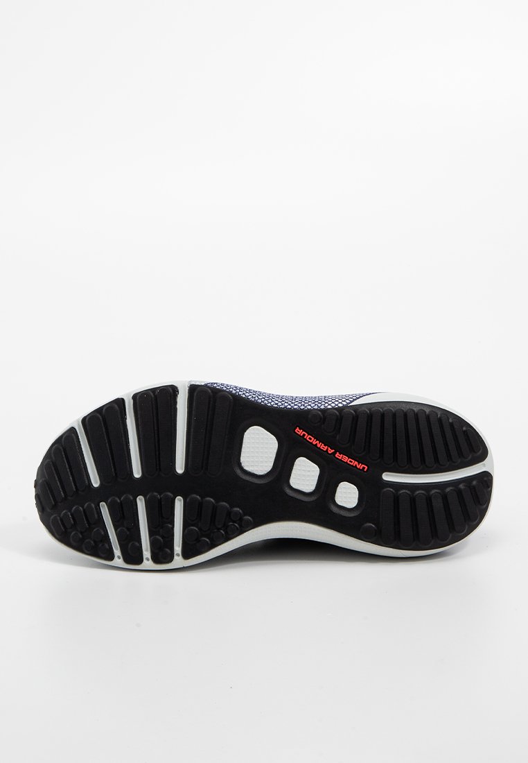 Suela de goma negra con ranuras texturizadas y amortiguación. Parte superior de malla transpirable en color azul marino. Presenta un logo en rojo en el talón y acentos en blanco.