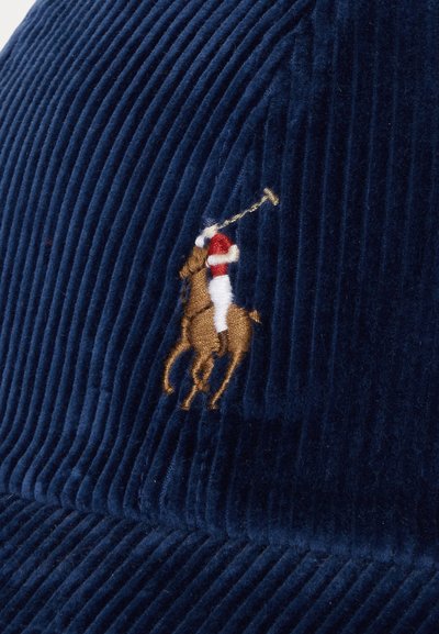 Ναυτική καπέλο από κορντούρα με υφή, με το κεντημένο λογότυπο του polo παίκτη σε χρυσό, λευκό και κόκκινο.