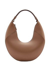 Sac à main en cuir marron de forme arrondie et en croissant. Texture lisse avec une seule anse supérieure et une fermeture à glissière sur le côté.