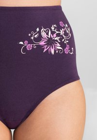 Mutande viola a vita alta in cotone, con un design grafico floreale in rosa e bianco sulla cintura.