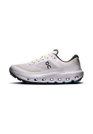 Chaussure de course légère blanche et grise avec tige en mesh, semelle amortissante avec trous et logo noir sur le côté et le talon.