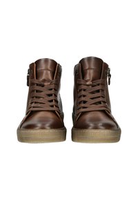 Bruine leren hoge sneakers met textuur aan de zijkanten, platte veters en een rubberen zool. Beschikt over een ritssluiting aan één kant.