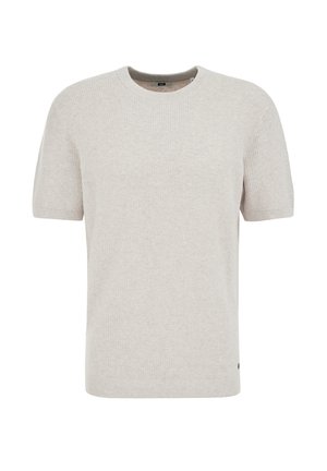 Világos bézs rövid ujjú kötött pulóver kerek nyakkivágással és finom texturált mintával, egyszínű fehér háttéren bemutatva.