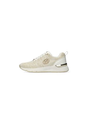 Witte sportieve schoen met een getextureerde gebreide bovenkant, vetersluiting en een zilveren accent op de hak. Lichtgewicht ontwerp met een gevoerde zool.