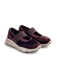 Chaussures de style Mary Jane en daim violet foncé et bordeaux, avec une large sangle élastique, une semelle rembourrée et un design à bout arrondi.