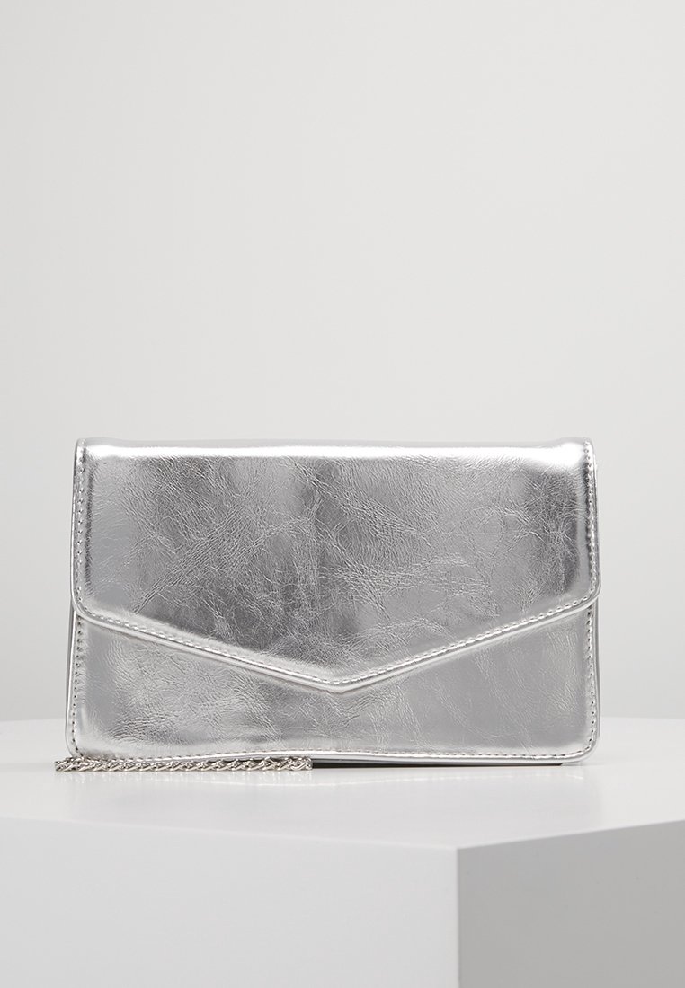 Srebrna metaliczna kopertówka z geometrycznym zapięciem, z teksturowaną powierzchnią i łańcuszkowym paskiem do noszenia na ramieniu.