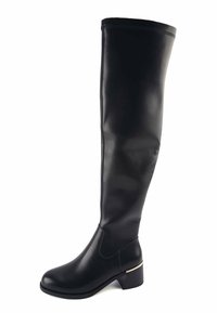 Botas de cuero negro hasta la rodilla, con puntera redonda, tacón cuadrado y un acento dorado en el tacón. Textura suave con un diseño ajustado.