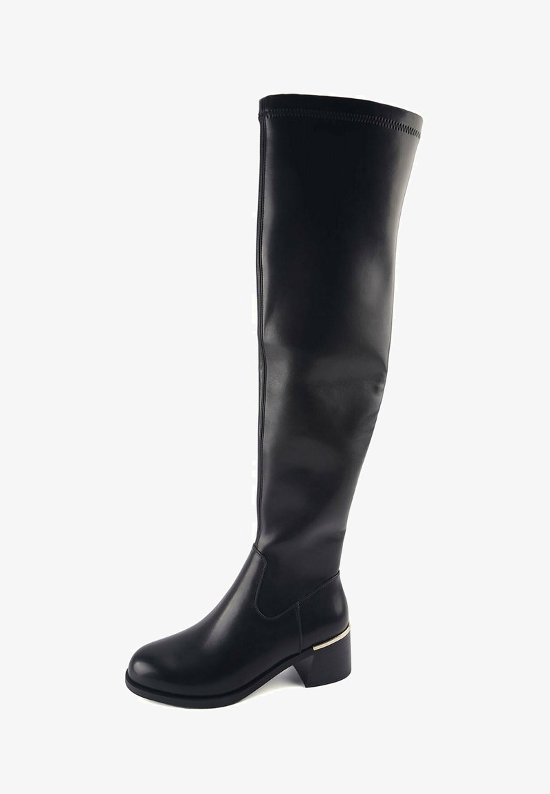 Botas de cuero negro hasta la rodilla, con puntera redonda, tacón cuadrado y un acento dorado en el tacón. Textura suave con un diseño ajustado.