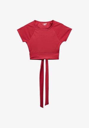 Rød kortærmet cropped top med rund halsudskæring og lange bundslips hængende fra nederste kant.