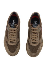 Scarpe sportive marroni realizzate con una combinazione di materiali in mesh e suede. Punta arrotondata, chiusura con lacci e dettagli interni a contrasto.