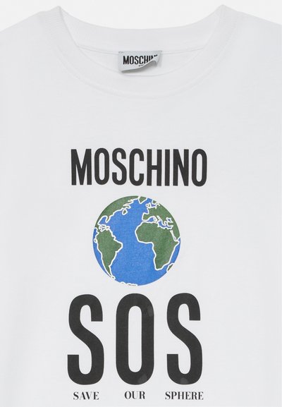 T-shirt blanc avec "MOSCHINO" au-dessus d'une illustration de globe et "SOS" en dessous, accompagné des mots "SAUVONS NOTRE SPHÈRE."