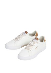 Weiße Sneaker aus Leder mit beigen Schnürsenkeln, braunem Fersenakzent und Markenlogo an der Seite. Gummisohle mit strukturiertem Muster für besseren Halt.