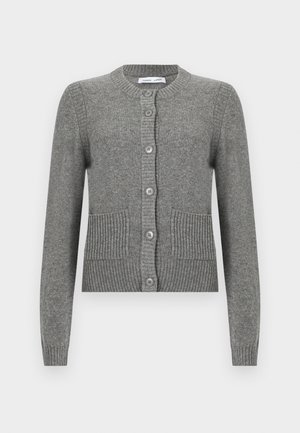 Grauer Cardigan aus Strickstoff, mit langen Ärmeln, rundem Ausschnitt, Knopfverschluss und Rippdetails sowie zwei vorderen Taschen.