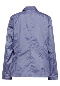 Lila leichte Jacke mit spitzem Kragen, strukturiertem Stoff und sichtbaren Nahtlinien. Verfügt über einen geraden Schnitt und lange Ärmel.