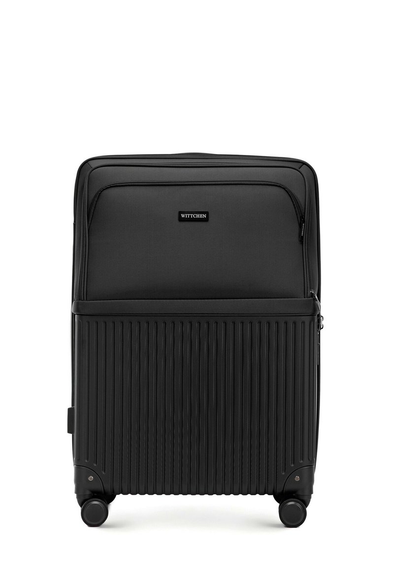 Valise à roulettes noire avec une partie supérieure lisse et une partie inférieure rainurée. Comprend un châssis à roulettes et une poche zippée à l'avant. Marque : WITTCHEN.