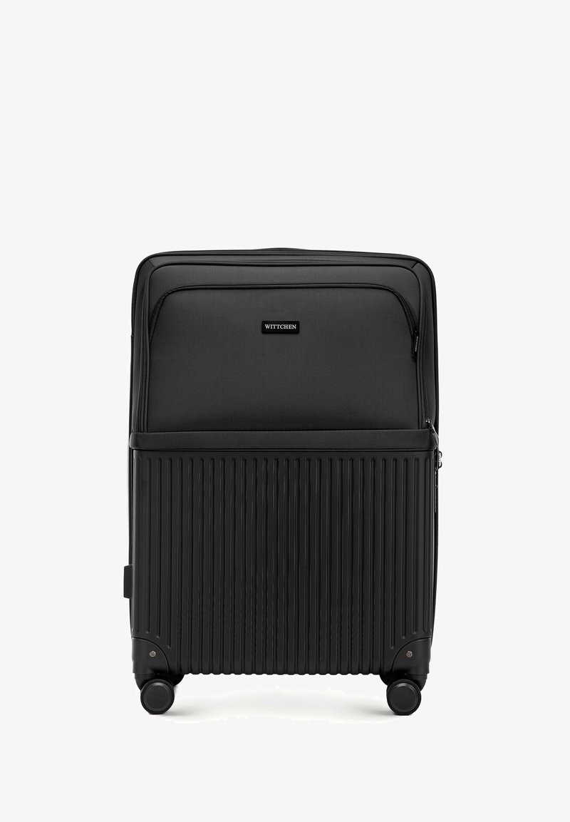 Maleta de ruedas negra con una sección superior lisa y una sección inferior acanalada. Cuenta con base con ruedas y un bolsillo frontal con cremallera. Marca: WITTCHEN.