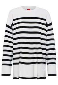 Pull noir et blanc à rayures avec une texture côtelée, un col rond et des manches longues. Présente un petit patch logo à l'ourlet.