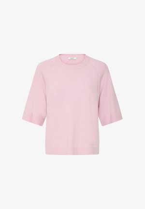 Pull en tricot rose clair à manches courtes avec col rond, poignets et ourlet côtelés, présenté sur un fond blanc.