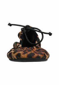 Flachschuh mit Leopardenmuster, weichem Obermaterial, runder Spitze und flexibler Sohle. Verfügt über elastische Schnürsenkel für eine bequeme Passform.