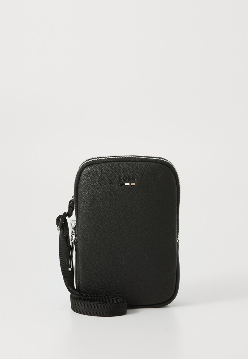 Borsa a tracolla nera in pelle con finitura texture, chiusura a zip, tracolla regolabile e logo minimalista sul fronte.