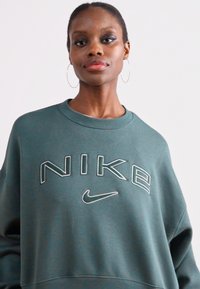 Nike Sportswear LOGO CREW - Ikdienas džemperis - vintage green/jade horizon