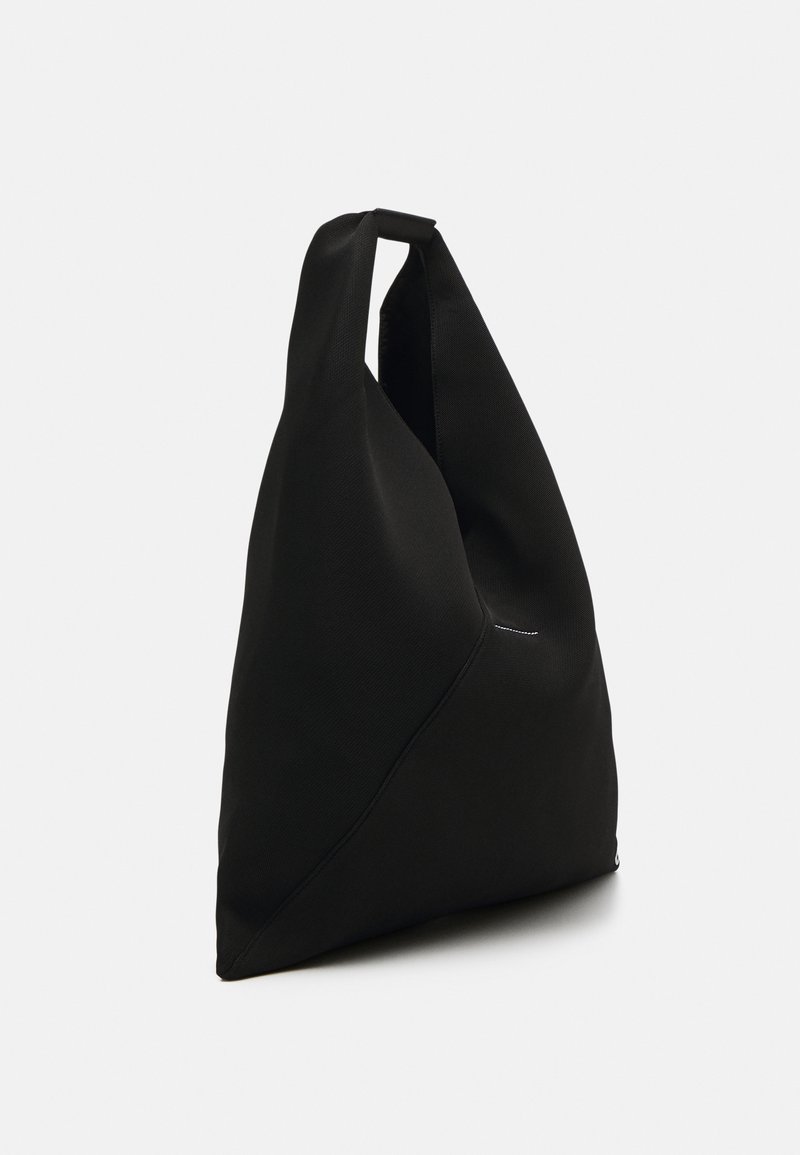 Bolsa de tela negra con una forma triangular distintiva, un solo asa corta y una superficie lisa y texturizada.