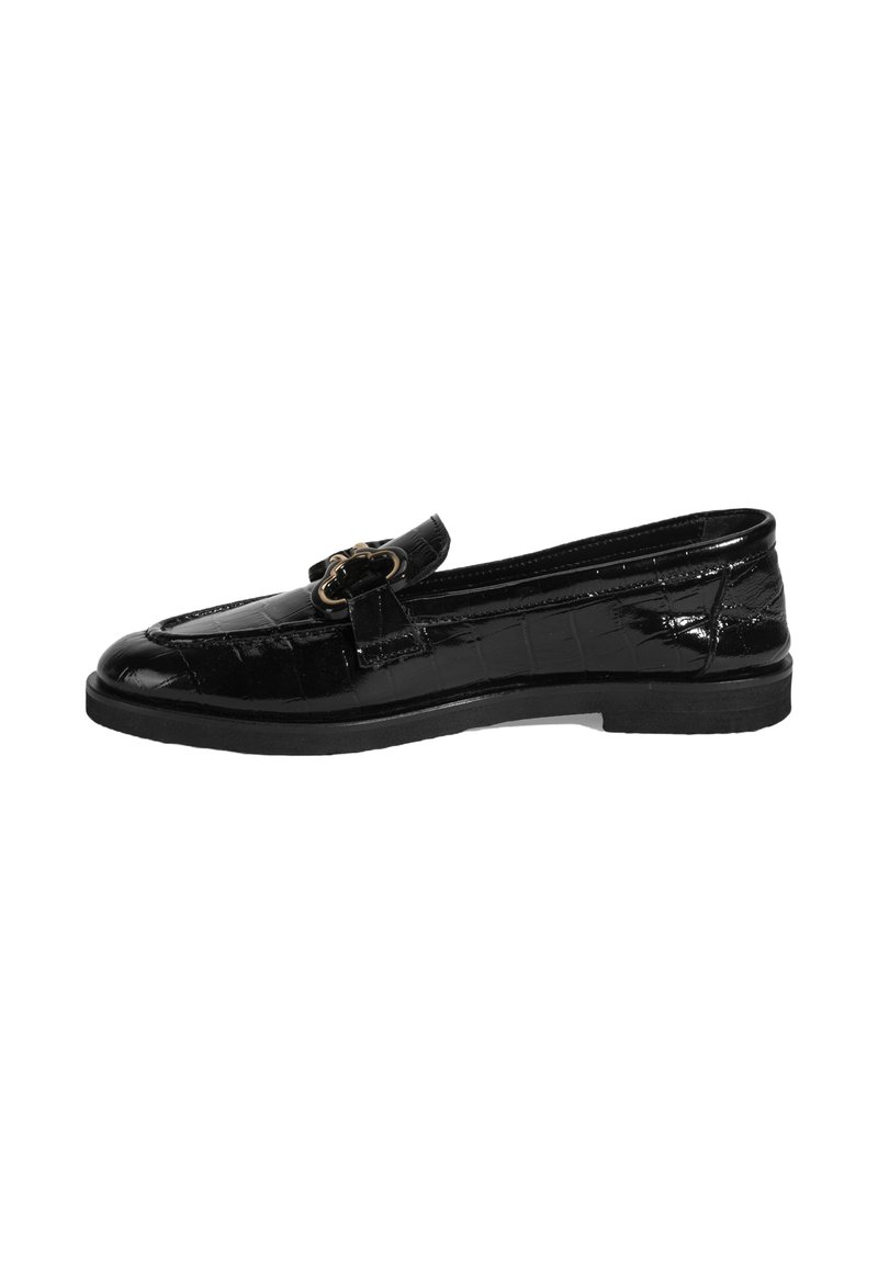 Zwarte gepatineerde leren loafer met een gestructureerd krokodillenpatroon, voorzien van een gouden accent aan de voorkant en een lage, platte zwarte zool.