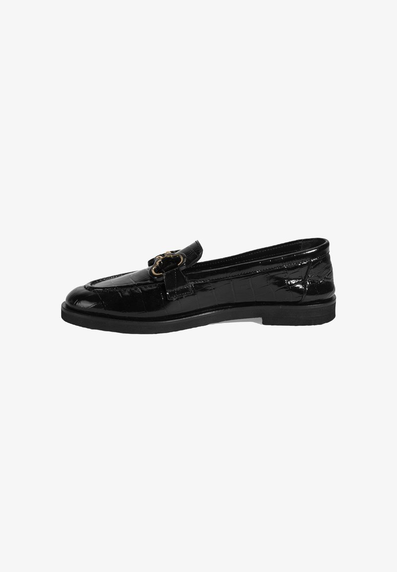 Schwarze Lackleder-Loafer mit einem strukturierten Krokodilmuster, featuring eine goldfarbene Akzentnote auf der Vorderseite und einer flachen, schwarzen Sohle.