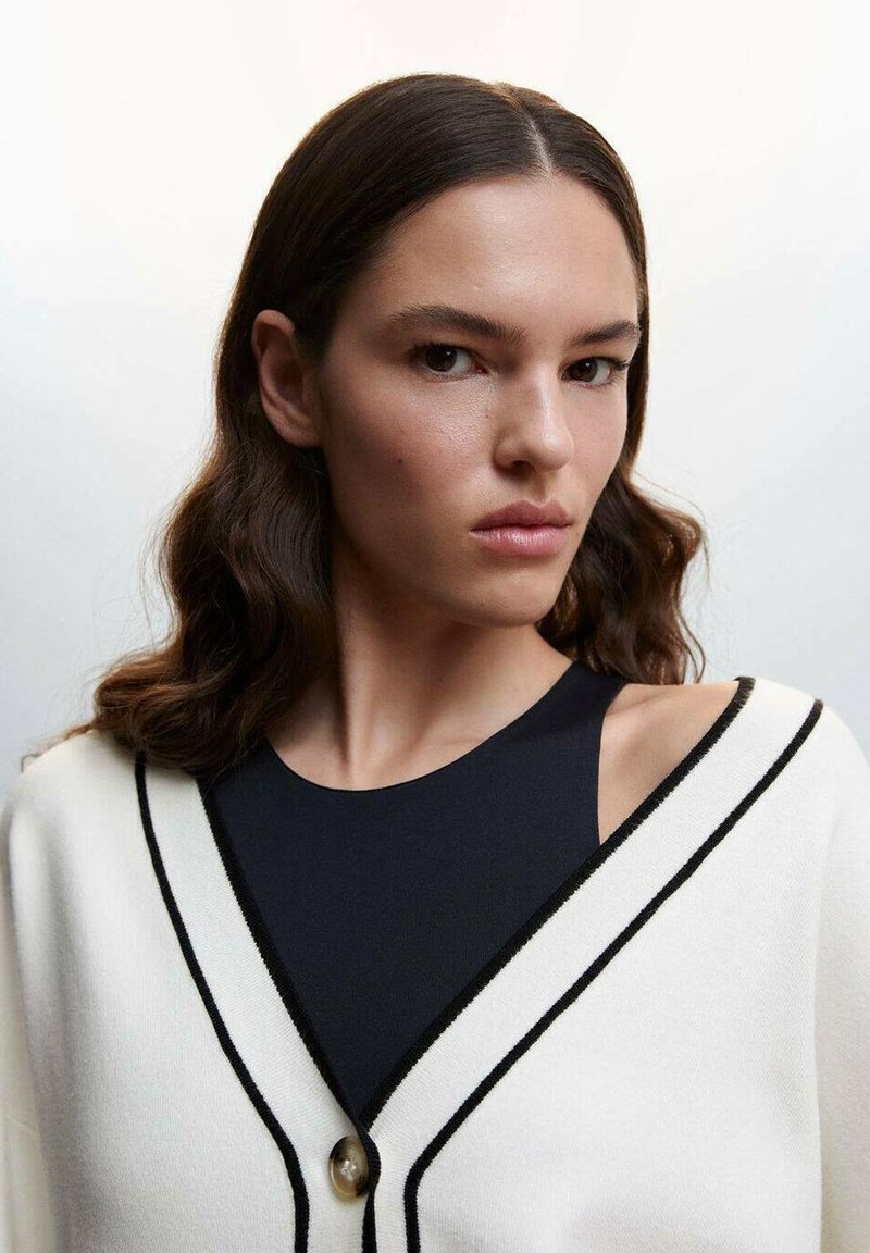 Mango CONTRAST Neuletakki Ecru luonnonvalkoinen Zalando fi