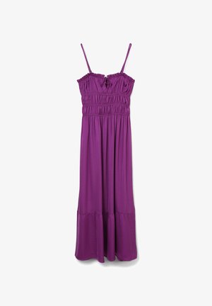Robe maxi sans manches violette avec corsage smocké et encolure à volants. Jupe fluide avec un ourlet froncé. Texture de tissu lisse.